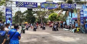 Para Pembalap motor saat di garis star pertandingan dan dilepas Bupati Lahat H. Cik Ujang (Foto: IST) 