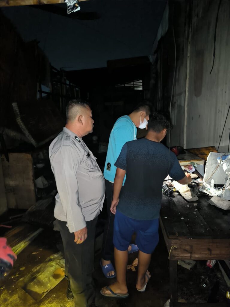 Foto Suasana Olah TKP Kebakaran Toko Sembako