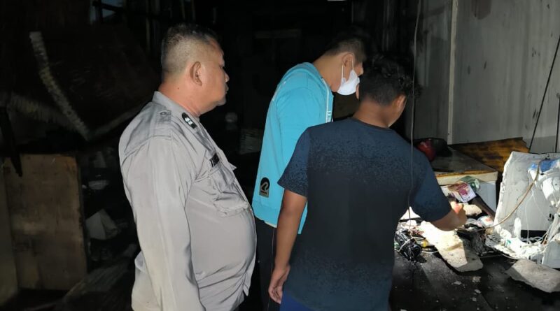 Foto Suasana Olah TKP Kebakaran Toko Sembako
