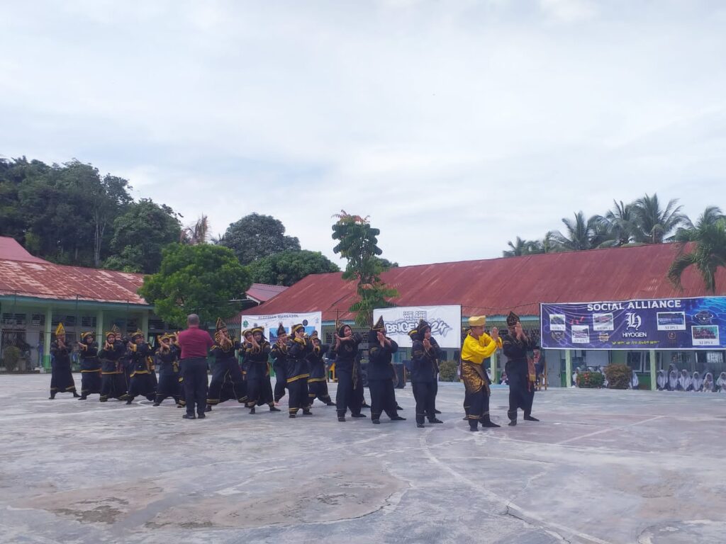 Foto Penampilan kesenian tradisional randai oleh siswa MAN 1 Solok Plus Keterampilan