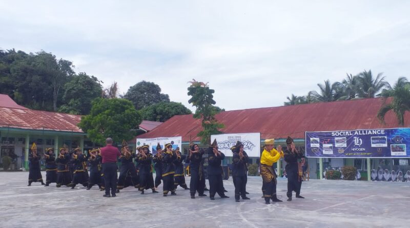 Foto Penampilan kesenian tradisional randai oleh siswa MAN 1 Solok Plus Keterampilan