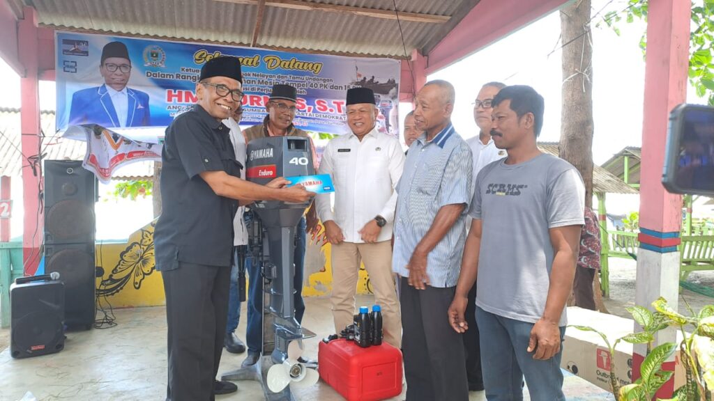Foto Suasana Pemberian Bantuan Alat Untuk Petani dan Nelayan