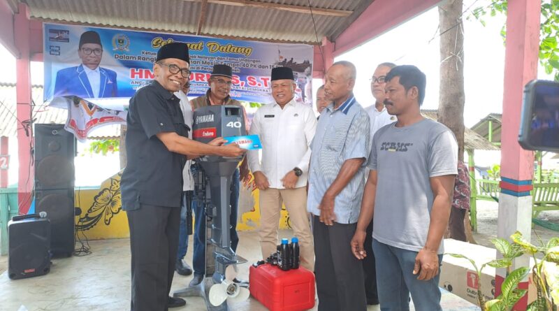 Foto Suasana Pemberian Bantuan Alat Untuk Petani dan Nelayan