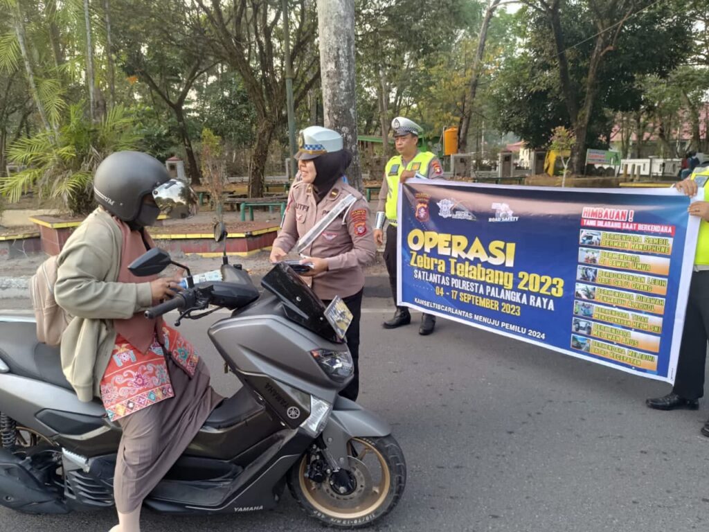 Foto Satlantas Polresta Palangka Raya Sampaikan Sosialisasi kepada Pengendara