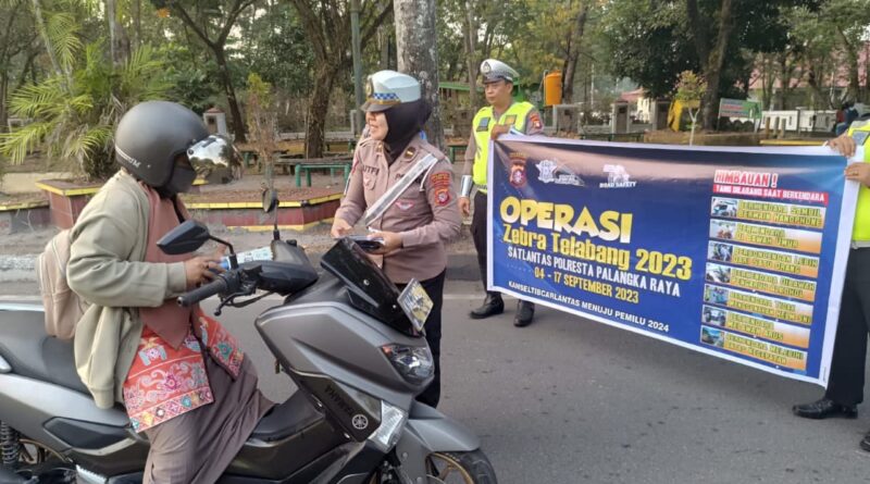 Foto Satlantas Polresta Palangka Raya Sampaikan Sosialisasi kepada Pengendara