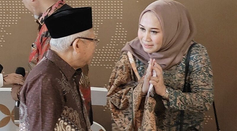 Foto Kiyai Ma'ruf Amin dan Sari Lenggogeni