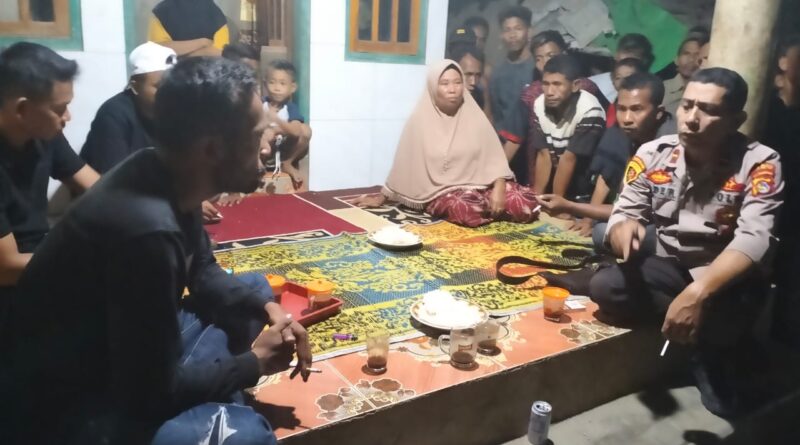 Foto Kapolsek Madapangga Bersama Pihak Keluarga Terduga Pelaku