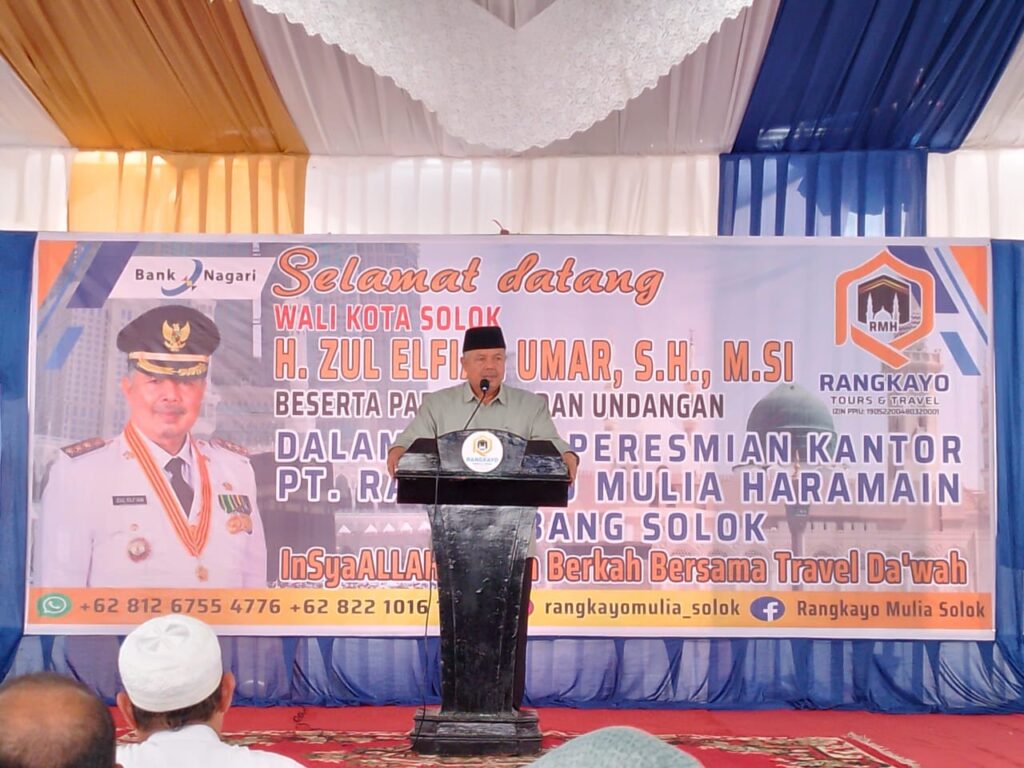 Foto Wali Kota Solok, H. Zul Elfian Umar, S.H., M.Si memberikan kata sambutan sekaligus meresmikan kantor PT. Rangkayo Mulia Haramain cabang Solok