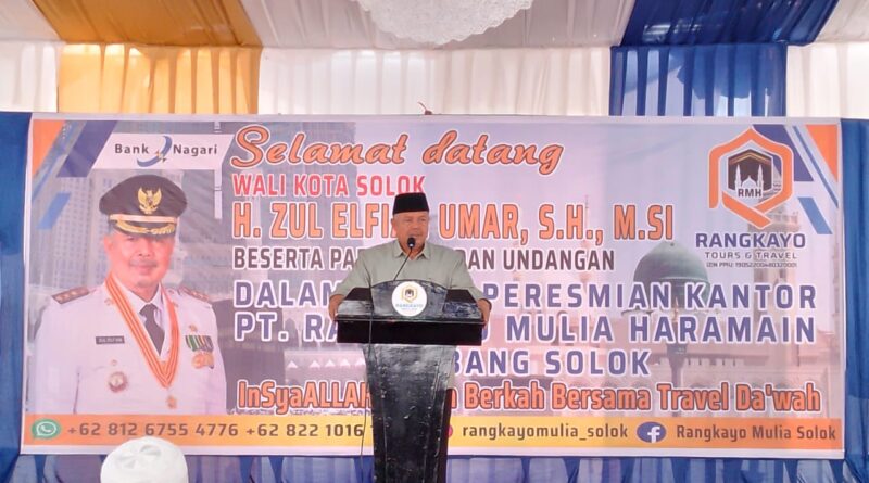Foto Wali Kota Solok, H. Zul Elfian Umar, S.H., M.Si memberikan kata sambutan sekaligus meresmikan kantor PT. Rangkayo Mulia Haramain cabang Solok