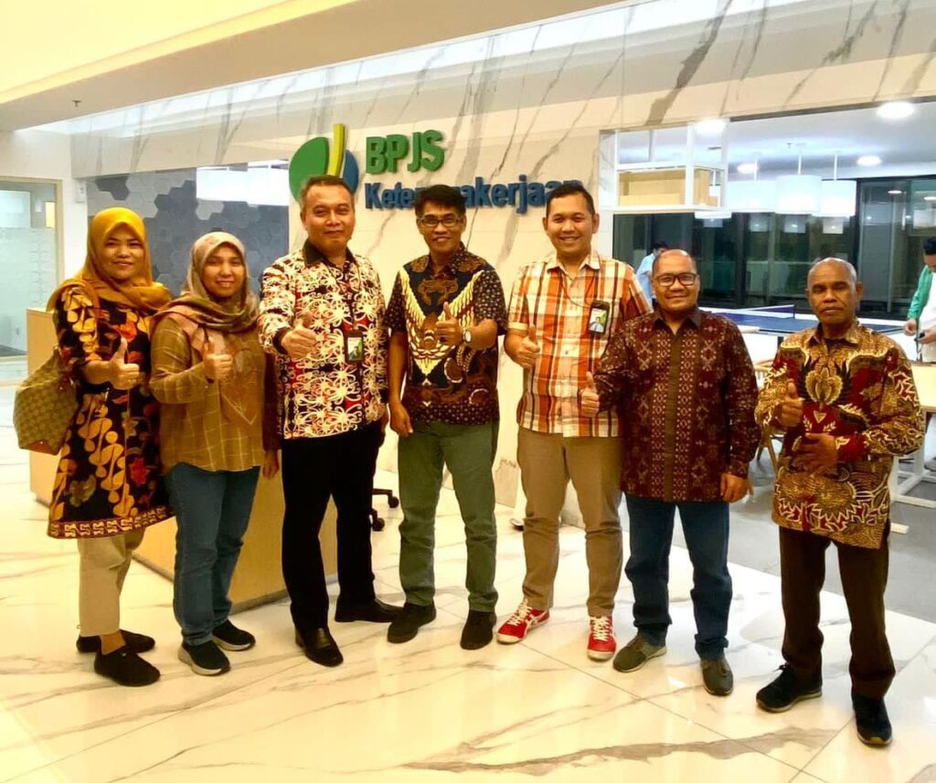 Foto Pengurus DPP PJS saat berfoto bersama dengan Tim BPJS -TK, Jumat (08/09/2023) di Graha BPJS Gatot Subroto Jakarta