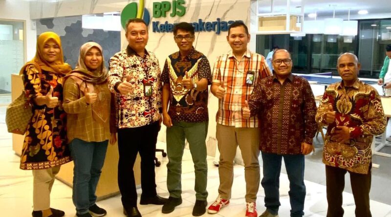 Foto Pengurus DPP PJS saat berfoto bersama dengan Tim BPJS -TK, Jumat (08/09/2023) di Graha BPJS Gatot Subroto Jakarta