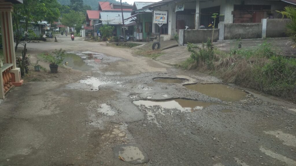 Foto Suasana Jalan Rusak