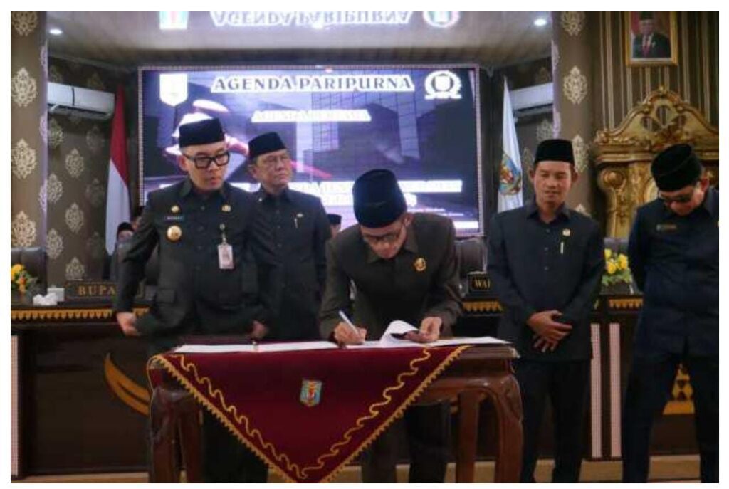 Foto Bupati Way Kanan Tanda Tangani Nota kesepahaman APBD Perubahan Bersama Ketua DPRD