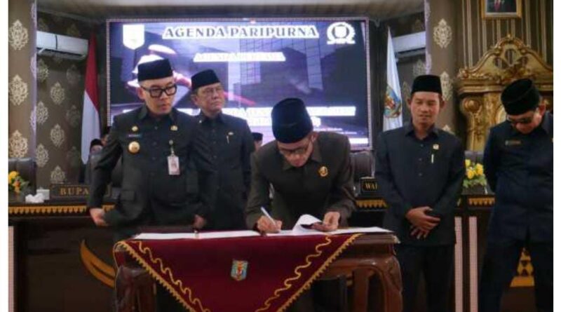 Foto Bupati Way Kanan Tanda Tangani Nota kesepahaman APBD Perubahan Bersama Ketua DPRD