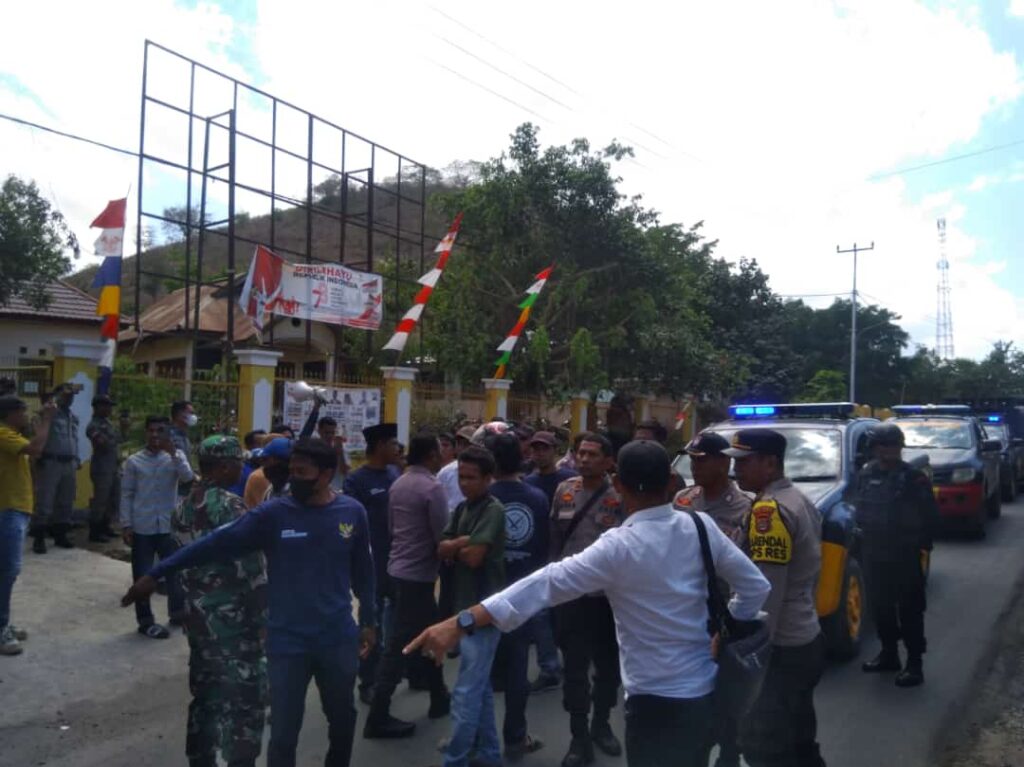 Foto Lembaga Swadaya Masyarakat (LSM) Peluru NTB menggelar aksi di depan Kantor Camat Madapangga
