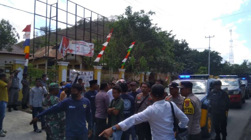 Foto Lembaga Swadaya Masyarakat (LSM) Peluru NTB menggelar aksi di depan Kantor Camat Madapangga