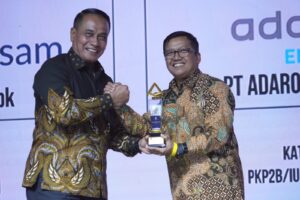 Direktur Operasi dan Produksi PTBA Suhedi menerima penghargaan (Foto: IST) 