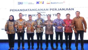 Direktur Utama PTBA didampingi Jajaran dan Direktur Utama KAI beserta Jajaran, Foto bersama setelah kedua belah pihak menandatangani kerja sama pengangkutan batu bara (Foto: IST) 