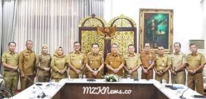 Pj. Gubernur Sumsel didampingi Asisten Pemerintahan Kesra foto bersama Pj. Bupati Muara Enim didampingi Asisten Pemerintahan dan Kesra, Ass Adm & Umum, Unsur OPD terkait Kab. Muara Enim di Acara Audensi Konsolidasi (Foto: IST) 