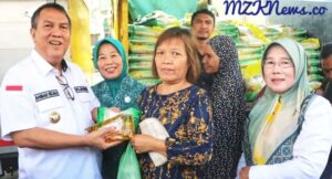 Pj. Bupati Muara Enim didampingi Pj. Ketua PKK menyerahkan bantuan Beras Gratis dari Pemerintah kepada KPM di Wilayah Kec. Lawang Kidul (Foto: IST)