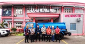 Ka. Lapas Kelas IIB Muara Enim, Herdianto didampingi Jajaran Foto bersama Vice Presiden Sustanbility PTBA Haryono membelakangi Mobil Tangki Air Bantuan dari CSR PTBA untuk Lapas Muara Enim (Foto: IST)