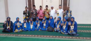 Pelepasan keberangkatan Jemaah Umrah PT Rangkayo Mulia Haramain oleh Kasi PD Pontren Kemenag Kab. Solok di Masjid Raya Koto Baru pada Jumat malam (Foto: IST)