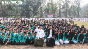 Pj. Bupati Muara Enim dan Ka. Kankemenag Muara Enim foto bareng bersama ribuan santri di moment Peringatan Hari Santri 2023 (Foto: IST)