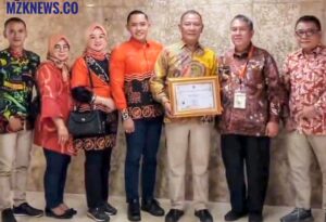 Pj. Bupati Muara Enim didampingi Kadinas Lingkungan Hidup, Stafli Bidang Kemasyaratan & SDM dan Unsur OPD, foto dengan Penghargaan Proklim 2023 dari Menteri LKH (Foto: IST) 