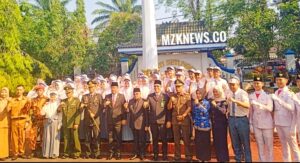 Bupati Lahat didamping Wabup Lahat dan Forkompinda foto bersama dengan Paskibra (Foto: IST) 