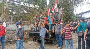 Orator Orasi Damai, Karel saat menyampaikan keluhan masyarakat terkait aktivitas Remeling Karet PT Lingga Djaya berdampak adanya pencemaran udara dan sungai (Foto: IST)