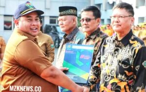 Sekda Kab. Muara Enim, Yulius menyerahkan SK Pensiun kepada Amrullah Stafli Bid. Kemasyarakatan dan SDM, H. Riswandar Asisten Bid. Perekonomian dan Pembangunan Setda Kab. Muara Enim, Sekretaris Diskominfo Kab. Muara Enim Elly Sardani yang hadir di kegiatan Apel Gabungan seluruh ASN Pemkab Muara Enim (Foto: IST) 