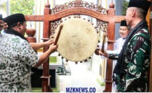 Sekda Kab. Muara Enim bersama Dandim O404/Muara Enim saat melakukan pemukulan Beduk (Foto: IST)