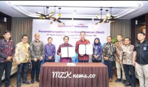 Direktur Utama PTBA bersama Direktur PT KAEF memperlihatkan hasil penandatangan bersama nota MoU kerja sama di bidang Farmasi dan layanan Kesehatan (Foto: IST)