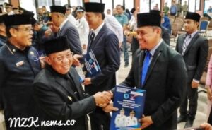 Wabup Lahat H. Haryanto didampingi Sekda Lahat Chandra, memberikan ucapan selamat kepada 18 pejabat yang baru dilantik (Foto: IST) 