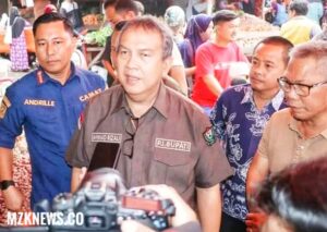 Pj. Bupati Muara Enim, didampingi Kadis Perdagangan dan Camat Lawang Kidul saat diwawancarai Wartawan terkait monitoring stabilitas Harga Pangan Jelang Nataru 2024, di Pasar Tj. Enim (Foto: IST)