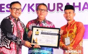 Pj. Bupati Muara Enim didampingi Kades Keban Agung Fajrol Bahri, saat menerima Penghargaan dari Adinkes, yang diserahkan oleh Kepala BKKN RI, dr. Hasto Wardoyo (Foto: IST) 
