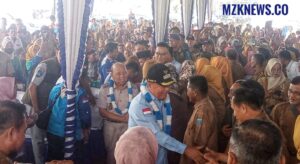 Bupati Lahat, H.Cik Ujang dan Wabup Lahat, H.Haryanto, saat disambut ribuan Masyarakat Kikim Area di acara silaturahmi dan tasyakuran terealisasi pembangunan infrastruktur di Kikim Area (Foto: IST) 