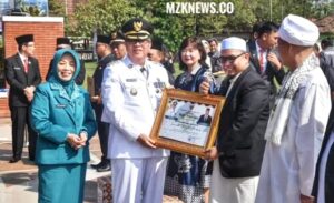 Pj. Bupati H. Ahmad Rizali didampingi Ketua TP PKK Muara Enim, memberikan penghargaan kepada tokoh agama berdedikasi (Foto: IST)