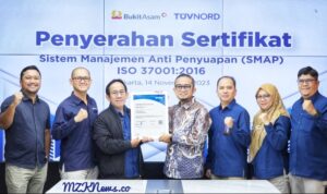 Direktur Utama PTBA, Arsal Ismail beserta jajaran bersama Time Audit dari PT TUV NORD Indonesia (Badan Sertifikasi Independen) (Foto: IST) 