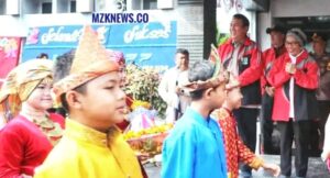Pj. Bupati Muara Enim bersama Ketua TP. PKK, menyaksikan Karnaval Budaya Pakaian adat yang tampilkan para pelajar (Foto: IST)