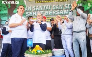 Pj. Bupati Muara Enim mendapatkan suprise dari Pj. Ketua PKK Kab. Muara Enim, yang menyerahkan potongan tumpeng di Hari Ulang Tahun Pj. Bupati Ke-59 (Foto: IST)