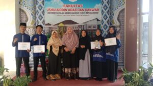 Utusan MAN 1 Solok Plus Keterampilan foto bersama dengan para guru pendamping usai menerima sertifikat lomba tahfizh di UIN Mahmud Yunus Batusangkar (Foto: IST)