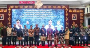 Pj. Bupati Muara Enim didampingi Forkopimda, Ketua Pj. TP PKK Muara Enim foto bersama di malam penyerahan Gelar Meraje Emban Adat yang dianugerahkan kepada Pj. Gubernur Sumsel (Foto: IST)