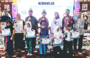 Pj. Bupati foto bersama Kak Seto didampingi Ketua LPAI Kabupaten Muara Enim, Camat Lawang Kidul dan  anak-anak PAUD, TK juara lomba di acara peringatan Hari Anak se-dunia (Foto: IST) 