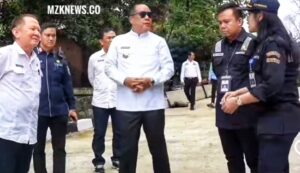 Bupati Lahat saat berbincang dengan Perwakilan Kemenhub tentang bangunan jalan Underpas Desa Manggul (Foto: IST) 