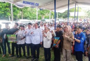 Foto: Bupati Lahat didampingi Wabup dan Tokoh Masyarakat foto bersama usai memberikan bantuan kepada Koptan (Foto: IST) 