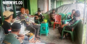 Jajaran Pengurus FKPPI 0406 Muara Enim saat istirahat sejenak dalam Giat Jum'at bersih halaman Sekretariat FKPPI (Foto: IST)