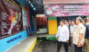 Pj. Bupati Muara Enim, H. Ahmad Rizali, saat meninjau persiapan jelang Pemilu tahun 2024 di kantor Sekretariat PPK Kecamatan Gunung Megang (Foto: IST)