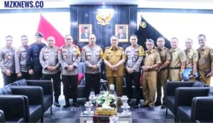 Kapolda Sumsel didampingi Pejabat Utama foto bersama dengan Pj. Bupati, Kapolres Muara Enim, Asisten 1 dan Jajaran Stafli Pemkab Muara Enim (Foto: IST)