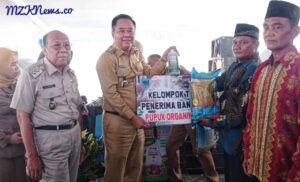 Bupati Lahat  didampingi Wabup menyerahkan bantuan Pupuk Organik kepada Kelompok Tani di Kecamatan Merapi Timur (Foto: IST)